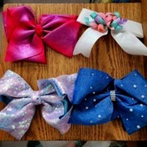 4 hair bows